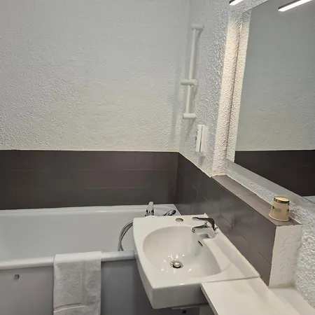 Le Quai 9 , Ex Le Hotell