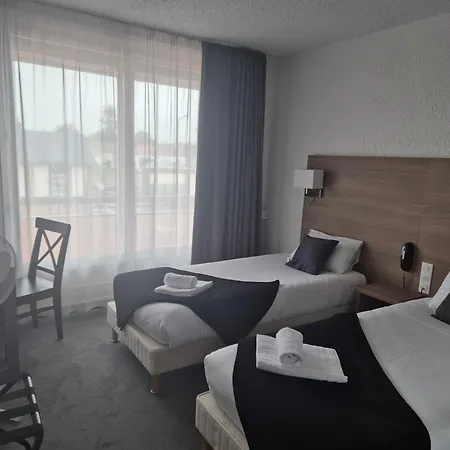Le Quai 9 , Ex Le Hotel