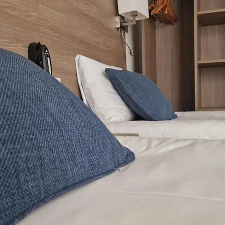 Cit'hotel Le Quai 9 , Ex Le מלון שאלאן