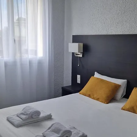 Cit'hotel Le Quai 9 , Ex Le מלון