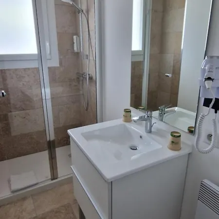 Cit'hotel Le Quai 9 , Ex Le 2* שאלאן